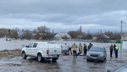 Как воронежцы спасали людей на лодках из затопленных домов в Ольховатке