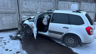 В Воронеже водитель «Лады» врезался в бетонный забор и погиб