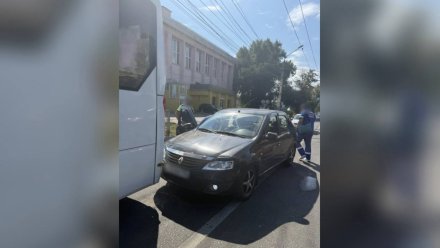 Водитель Renault погиб после ДТП с автобусом на Ленинском проспекте в Воронеже