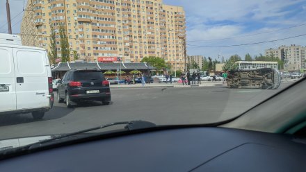В Воронеже на Левом берегу перевернулась иномарка