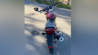 Мотоцикл столкнулся с Volkswagen в Воронежской области: в больницу попали двое подростков