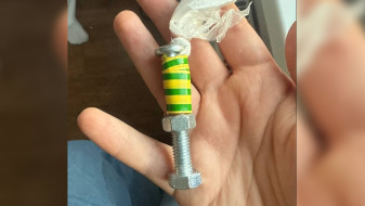 Сброшенные с балкона болты упали на голову 2-летнему малышу в воронежском ЖК