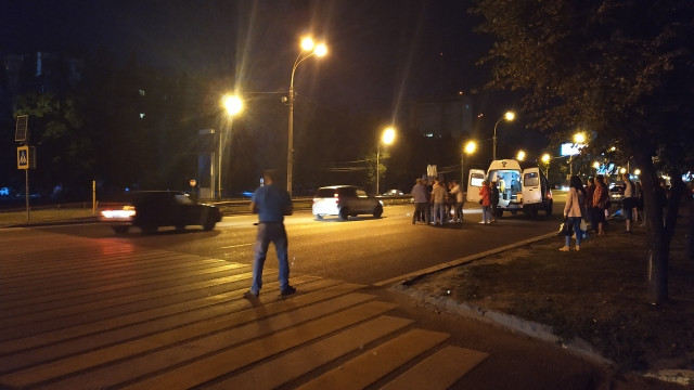 В Воронеже объявили в розыск водителя, который сбил парня на переходе у Памятника Славы
