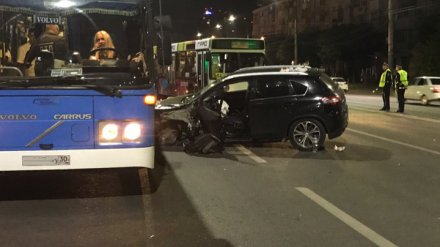 В Воронеже в ДТП с участием четырёх машин и автобуса пострадала женщина