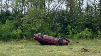 20-летняя автомобилистка пострадала в ДТП с перевернувшейся Mitsubishi на воронежской трассе