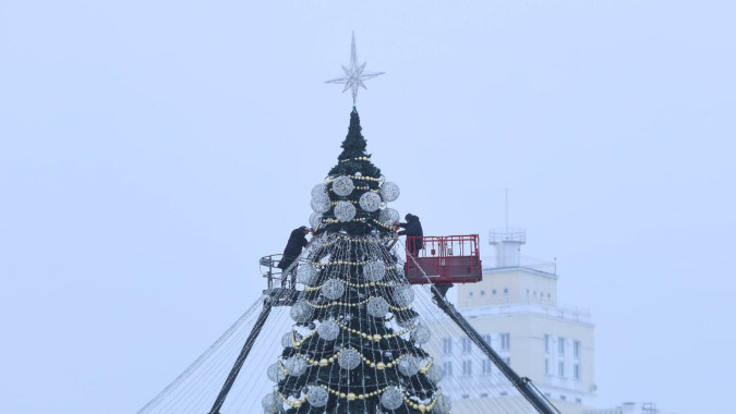 В Воронеже на площади Ленина начали разбирать новогодние декорации