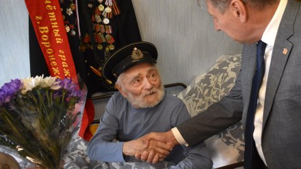 Губернатор поздравил с 106-летием почётного гражданина Воронежа