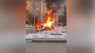 Очевидцы сняли на видео полыхающий автомобиль в воронежском микрорайоне