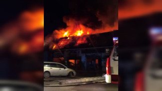 Воронежцы сняли на видео пожар в автосервисе