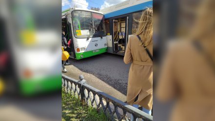 Пассажирка пострадала при столкновении двух маршруток в Воронеже