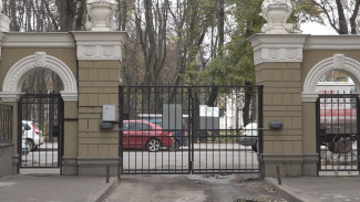 Жители пятиэтажки в центре Воронежа оказались заблокированы в собственном дворе