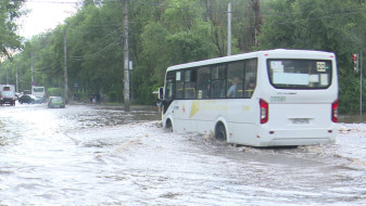 Автобусы превратились в катера во время тропического ливня в Воронеже 