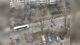 Машину разорвало на две части после ДТП с автобусом у воронежского ЖК «Цветной бульвар»