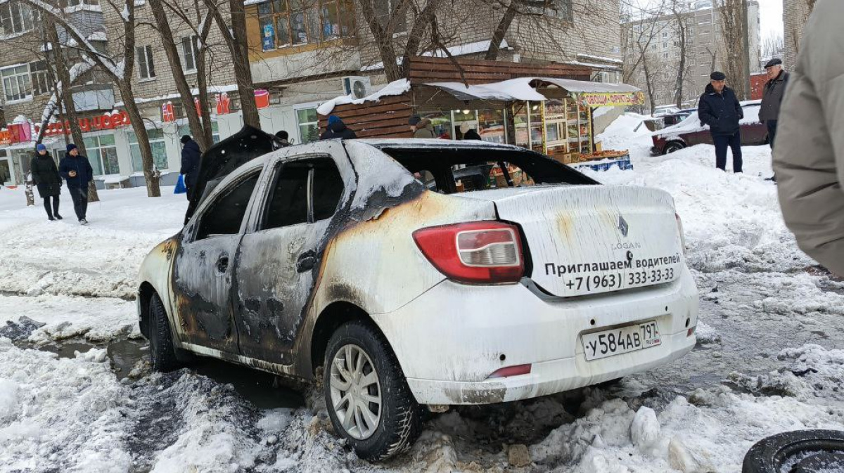 Посреди улицы в Воронеже вспыхнуло забуксовавшее в снегу такси | 16.12.2023  | Воронеж - БезФормата