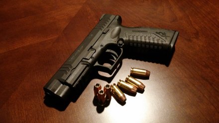 В Воронеже у охранника на рынке украли пистолет с патронами