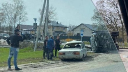 Под Воронежем водитель «шестёрки» попал в больницу после ДТП с грузовиком