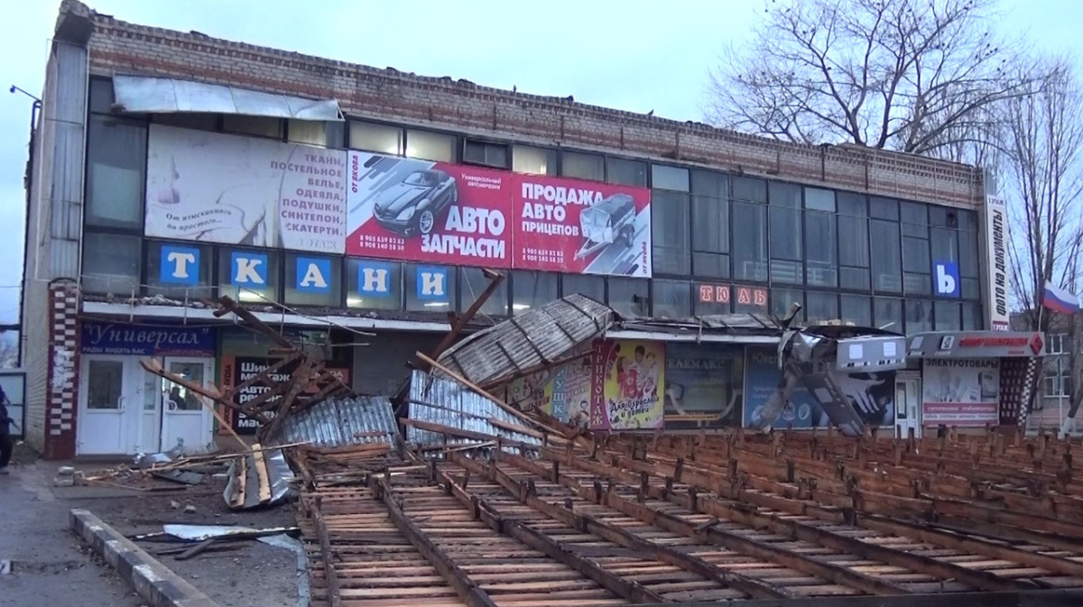 В воронежском райцентре разбушевавшийся ураган снёс крышу ТЦ | 30.11.2021 |  Воронеж - БезФормата