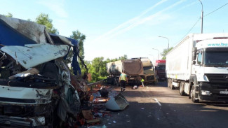 В Воронежской области после страшного ДТП с тремя фурами погибли 2 человека