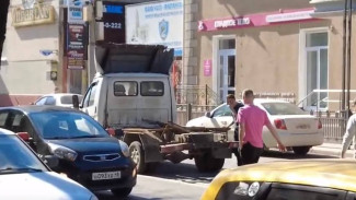 Дорогу в центре Воронежа завалило хлебом из-за ДТП с грузовиком