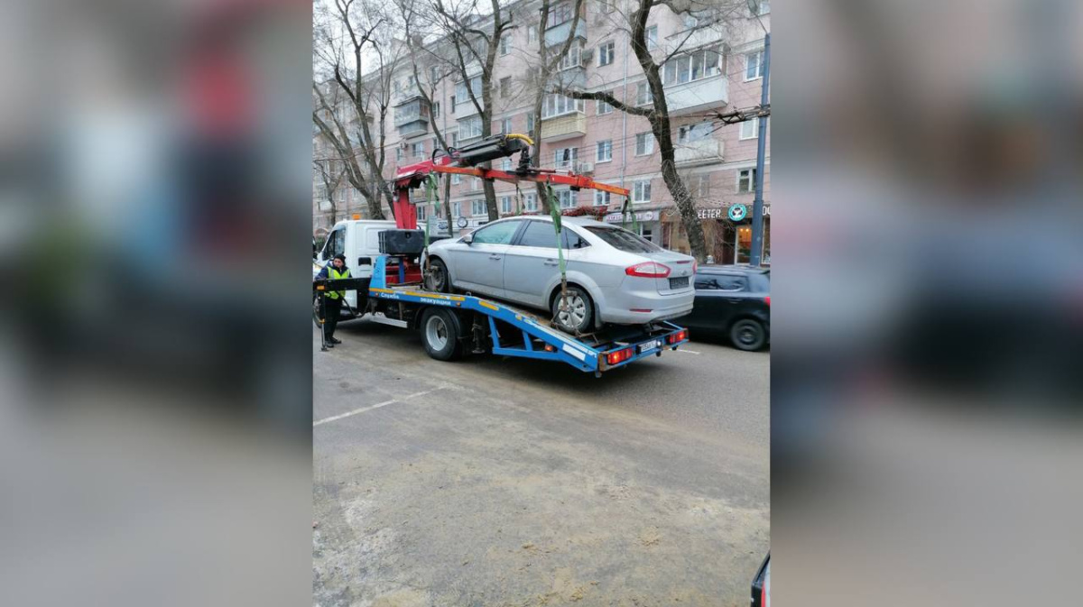 В Воронеже начали эвакуировать машины с закрытыми номерами | 28.11.2023 |  Воронеж - БезФормата