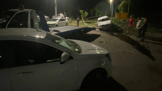 Легковушка влетела в припаркованные машины в воронежском ЖК «Мандарин»