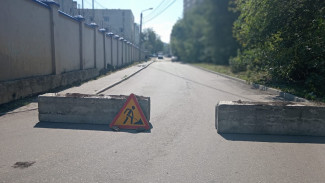 Мэрия прокомментировала появление гигантской дыры в асфальте на Пеше-Стрелецкой
