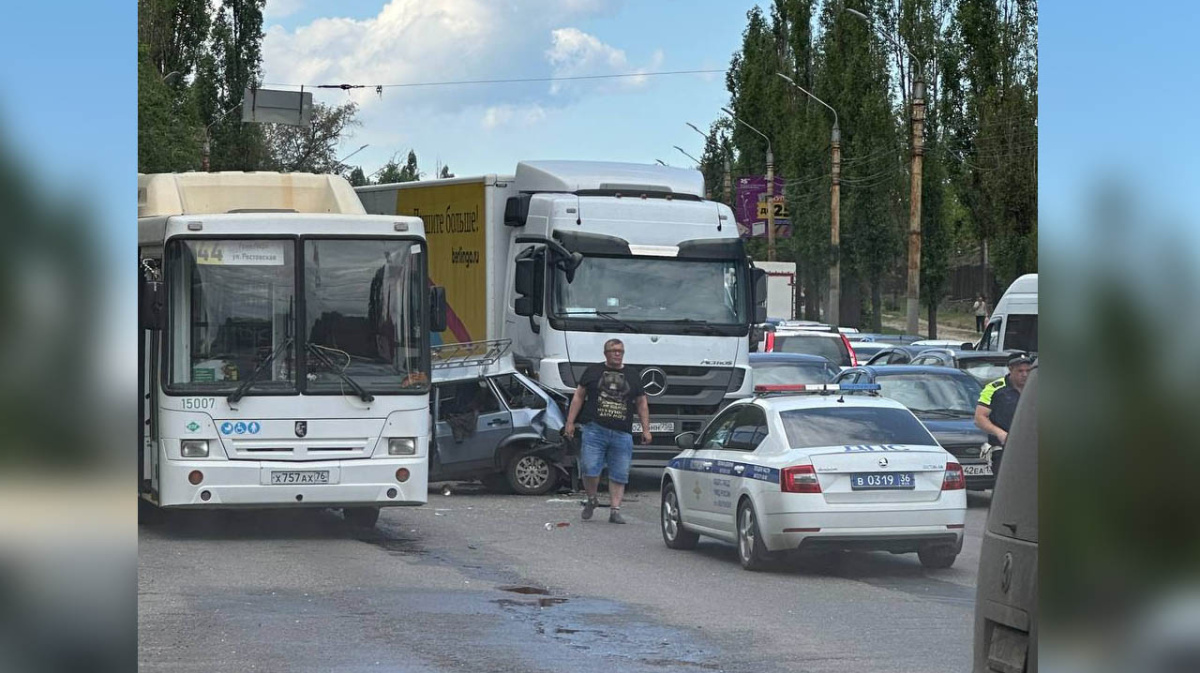 Маршрутка, легковушка и фура столкнулись на Левом берегу в Воронеже –  Новости Воронежа и Воронежской области – Вести Воронеж