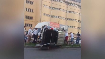 Воронежцы: в «проклятом» месте на Шишкова перевернулась машина с 2 детьми 