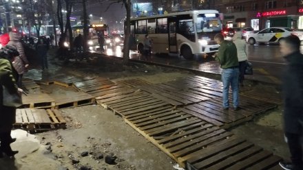 Воронежцы возмутились затянувшимся на 5 месяцев ремонтом остановки в центре города