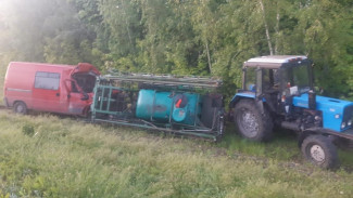 В Воронежской области водитель FIAT врезался в трактор и попал в больницу 