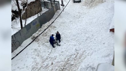 Воронежцы сообщили о пострадавшей после падения снега с крыши женщине