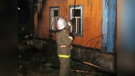 Огонь уничтожил кухню в сельском доме в Воронежской области