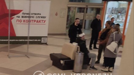 Витринное стекло рухнуло прямо на голову воронежцу в «Галерее Чижова»