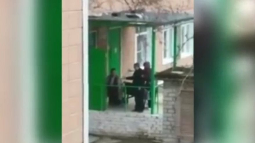 Воронежцы сняли на видео заползающую в больницу на коленях старушку