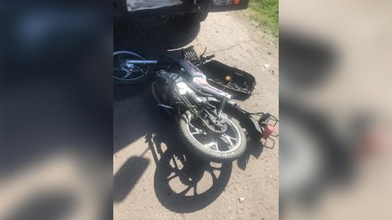 В Воронежской области двое школьников на мопеде врезались в «КамАЗ»