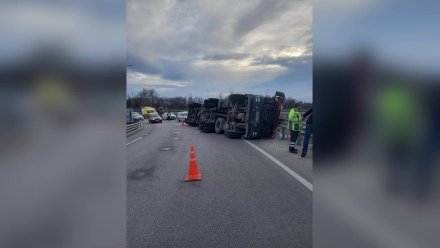 Под Воронежем перевернулся грузовик с цементом: водитель попал в больницу