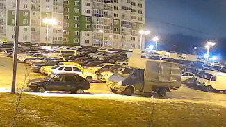 В Воронеже сдутый ветром грузовик врезался в легковушку