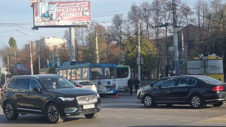 ДТП с двумя троллейбусами и военным автомобилем спровоцировало пробку в центре Воронежа 