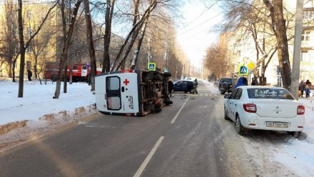 В Воронеже иномарка столкнулась со скорой: пострадал фельдшер