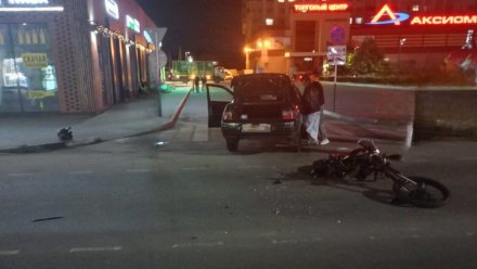 Байкер и 19-летняя пассажирка пострадали при столкновении с ВАЗом в Воронежской области