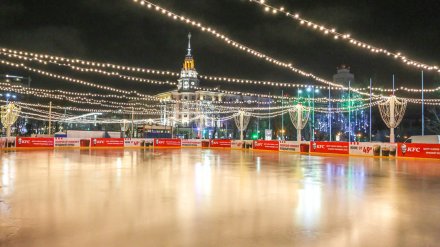 Воронежцам объявили график работы катка на украшенной гирляндами площади Ленина