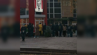 Воронежцы столпились в очереди в KFC во время локдауна