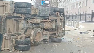 Грузовик перевернулся в центре Воронежа