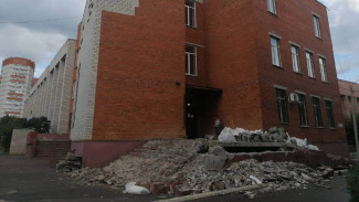 У корпуса Воронежского госуниверситета обрушилась ветхая лестница