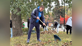 Владимир Нетёсов принял участие в субботнике в Воронеже