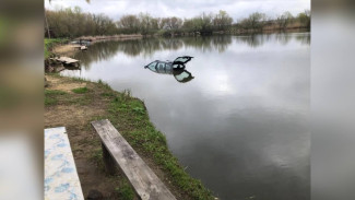 В Воронежской области глава поселения утопил в пруду служебную машину