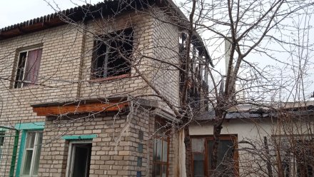 «Спали в горящем доме». Воронежская семья осталась без жилья после пожара в Сомово