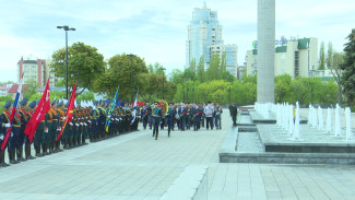 В Воронеже возложили цветы к мемориалу на площади Победы 
