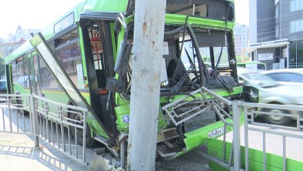 Автобус влетел в столб на выделенке в центре Воронежа: 7 пострадавших
