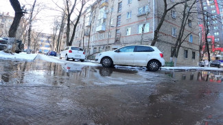 Фонтан забил в Коминтерновском районе Воронежа из-за очередной коммунальной аварии 